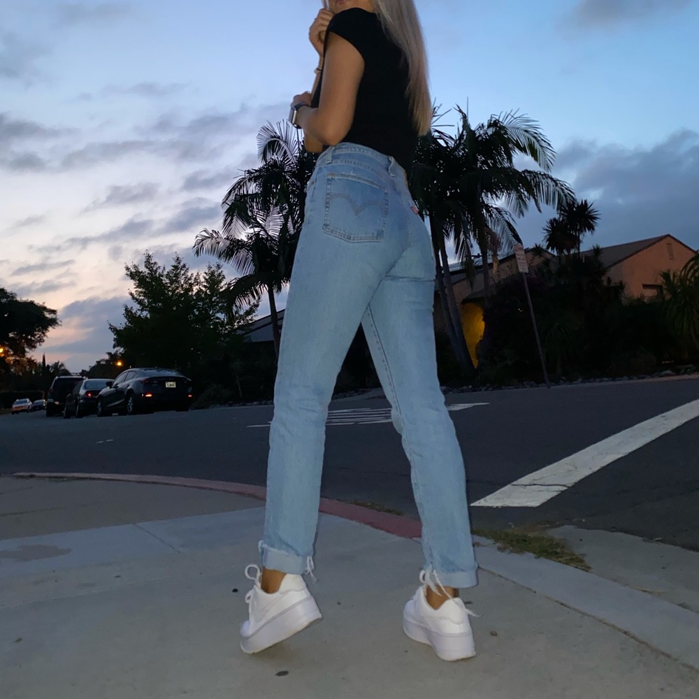 Levi jeans- wedgie fit! Size 24